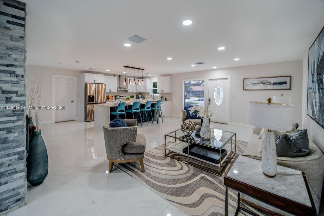 合同活跃: $949,950 (3 贝兹, 3 浴室, 1888 平方英尺)