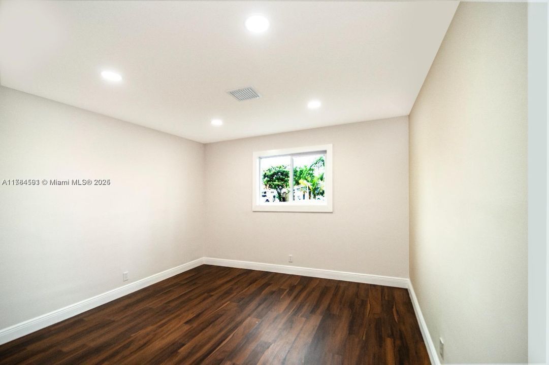 合同活跃: $949,950 (3 贝兹, 3 浴室, 1888 平方英尺)