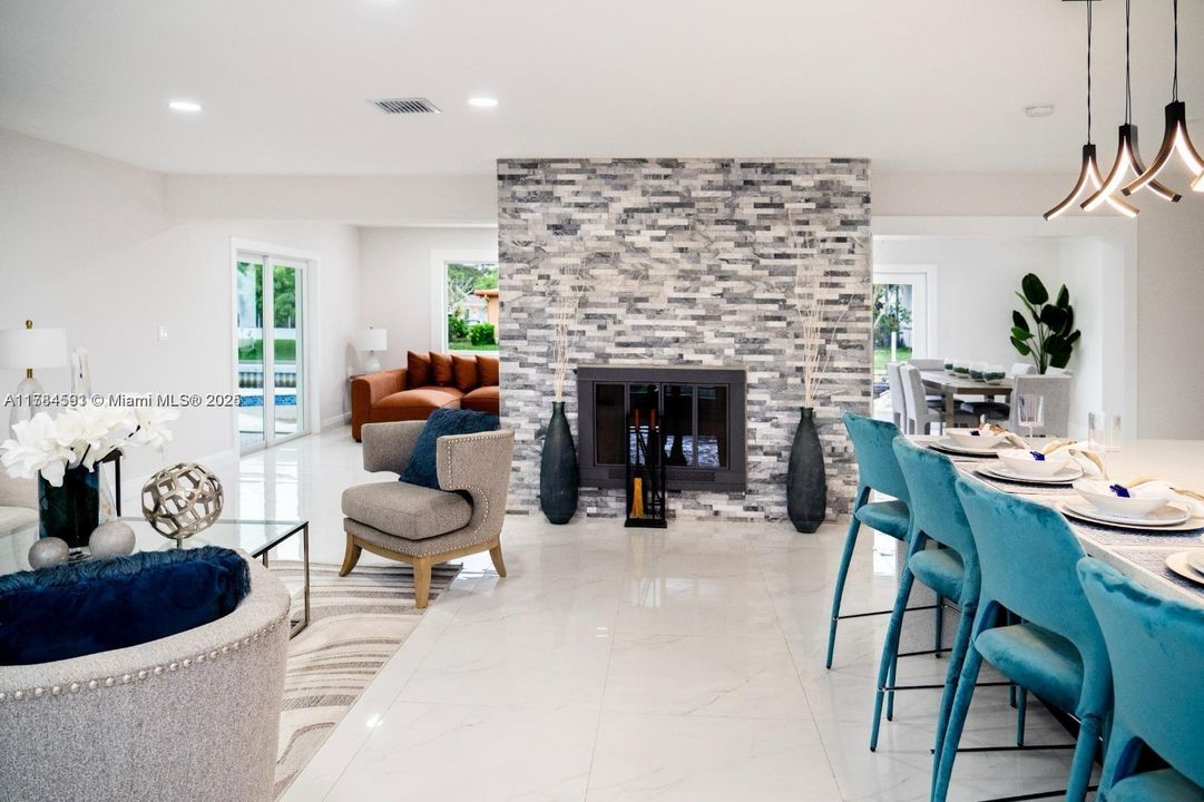 合同活跃: $949,950 (3 贝兹, 3 浴室, 1888 平方英尺)