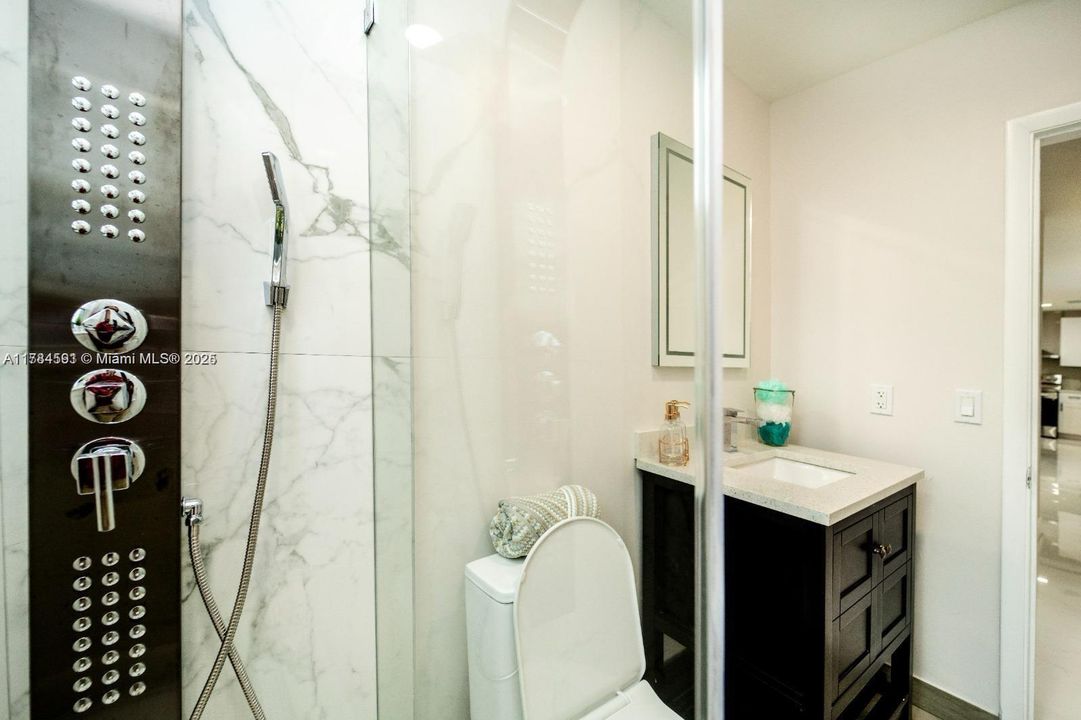 合同活跃: $949,950 (3 贝兹, 3 浴室, 1888 平方英尺)