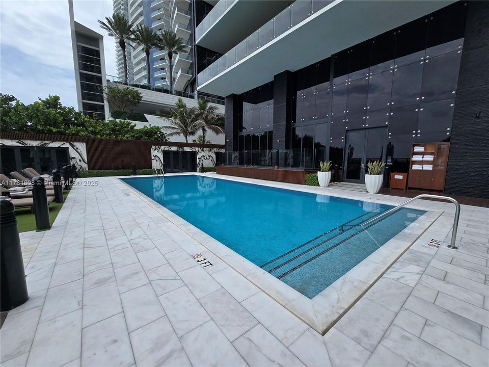 For Sale: $3,735,000 (2 beds, 2 baths, 2042 Square Feet)