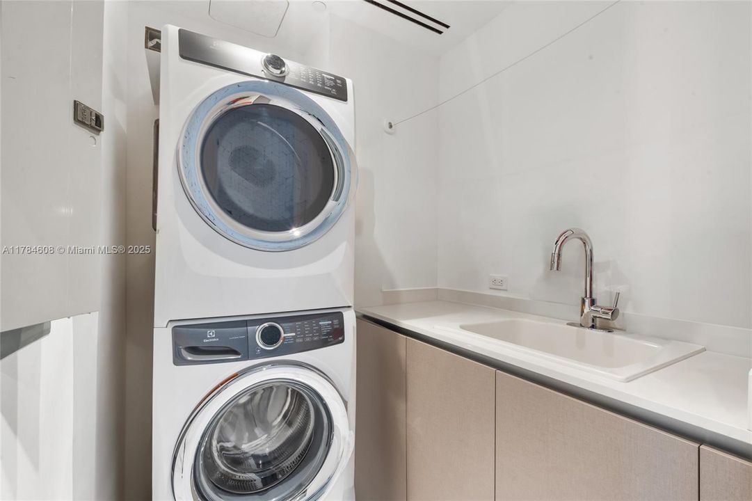 For Sale: $3,735,000 (2 beds, 2 baths, 2042 Square Feet)