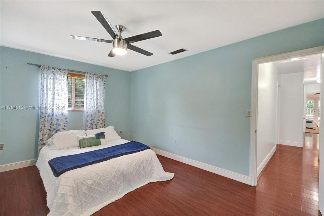 待售: $1,499,999 (4 贝兹, 2 浴室, 2421 平方英尺)