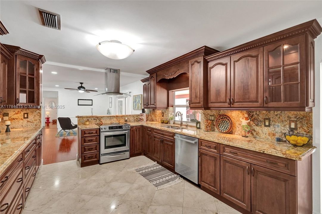 待售: $1,499,999 (4 贝兹, 2 浴室, 2421 平方英尺)