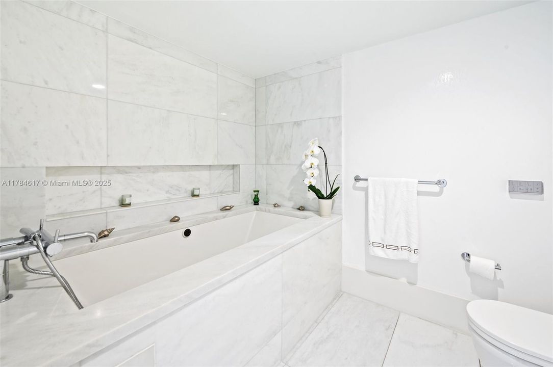 待售: $2,090,000 (2 贝兹, 2 浴室, 2070 平方英尺)