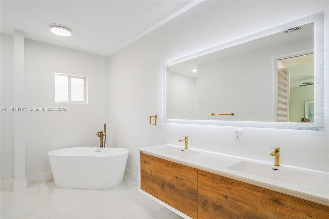 Recently Sold: $1,280,000 (4 beds, 3 baths, 2434 Square Feet)