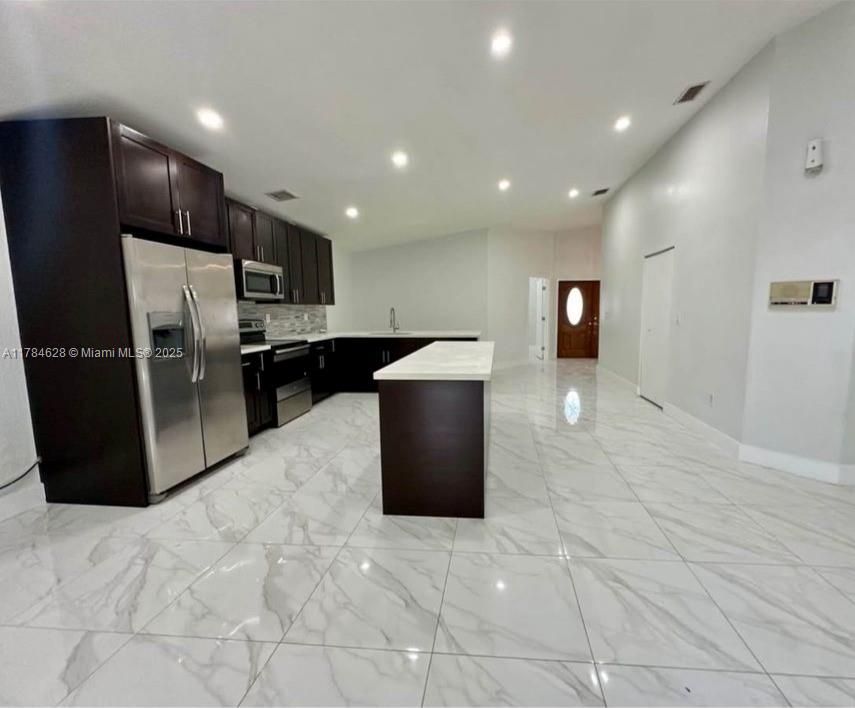 Vendido Recientemente: $609,900 (3 camas, 2 baños, 1718 Pies cuadrados)