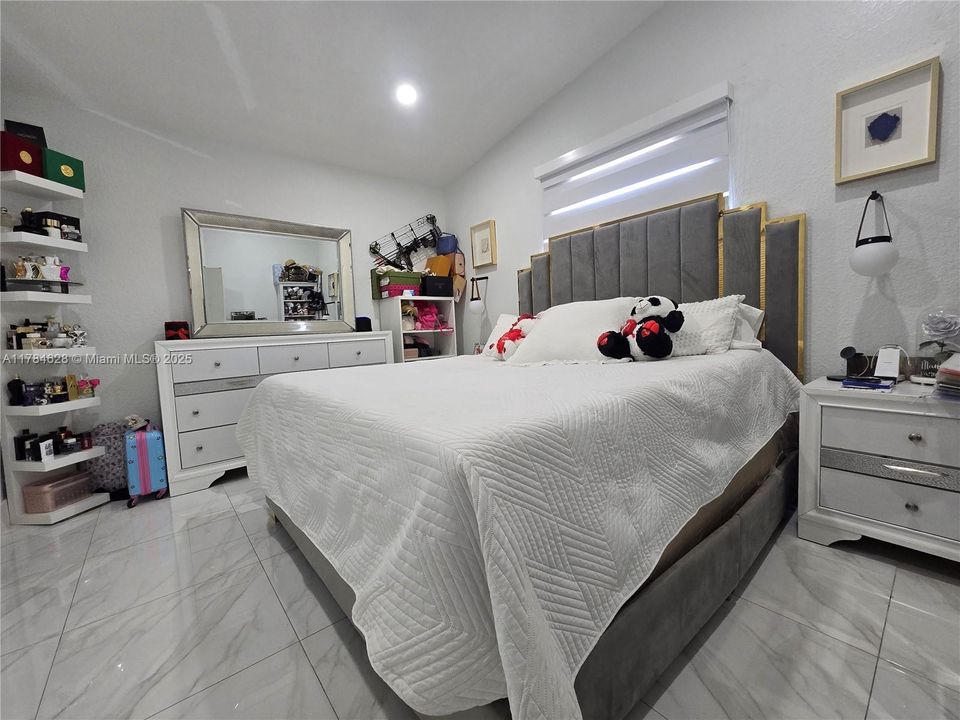 Vendido Recientemente: $609,900 (3 camas, 2 baños, 1718 Pies cuadrados)