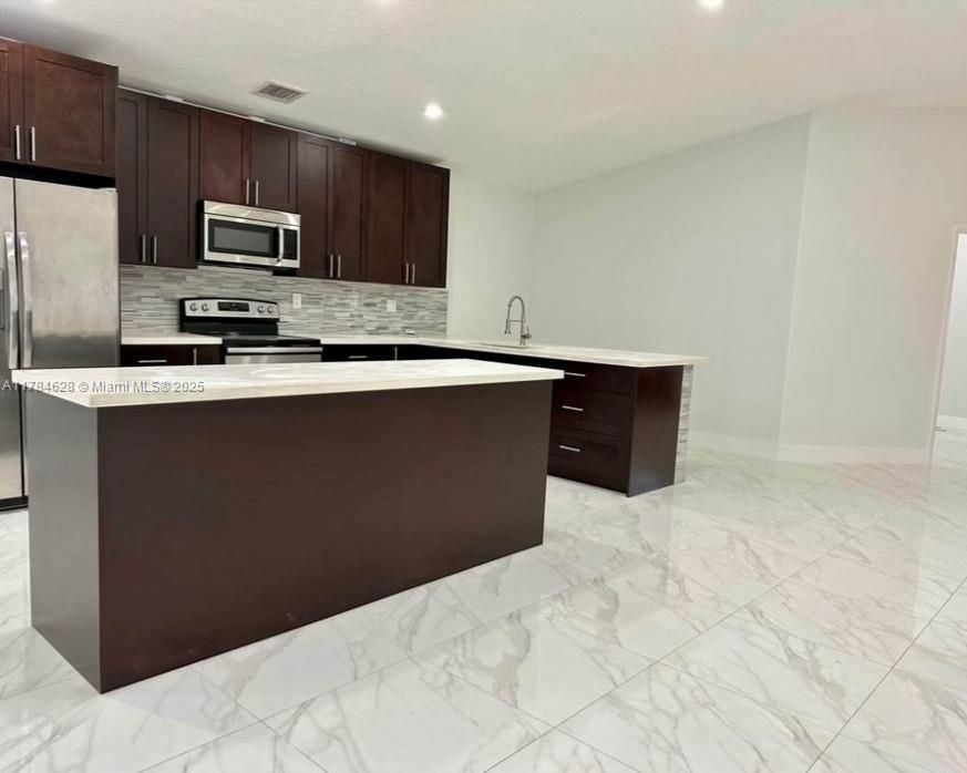 Vendido Recientemente: $609,900 (3 camas, 2 baños, 1718 Pies cuadrados)