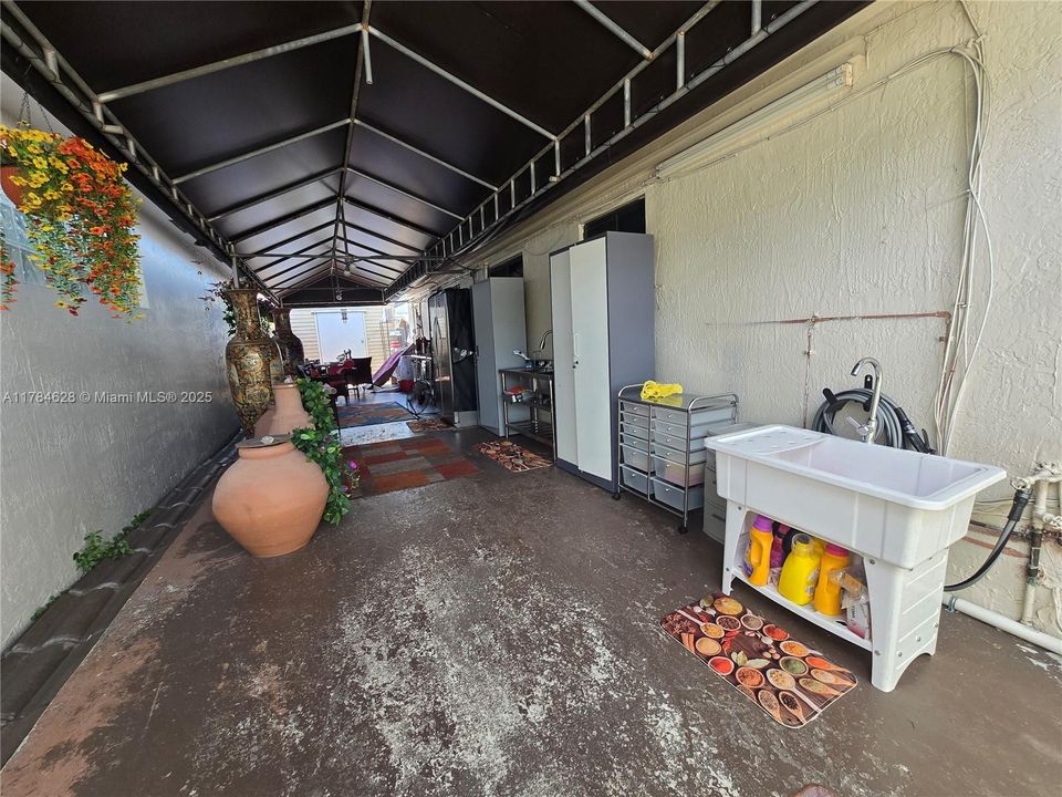 Vendido Recientemente: $609,900 (3 camas, 2 baños, 1718 Pies cuadrados)