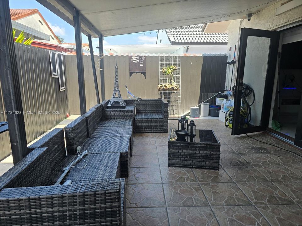 Vendido Recientemente: $609,900 (3 camas, 2 baños, 1718 Pies cuadrados)