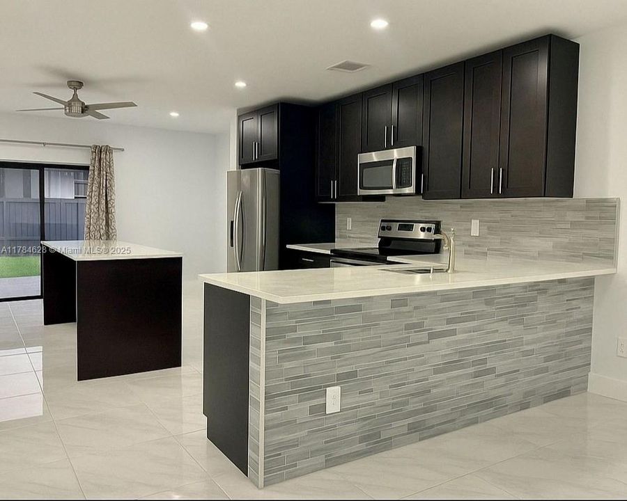 Vendido Recientemente: $609,900 (3 camas, 2 baños, 1718 Pies cuadrados)