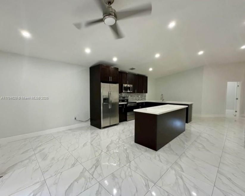 Vendido Recientemente: $609,900 (3 camas, 2 baños, 1718 Pies cuadrados)