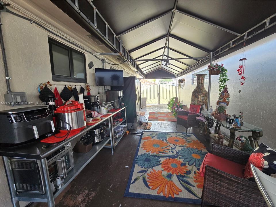 Vendido Recientemente: $609,900 (3 camas, 2 baños, 1718 Pies cuadrados)