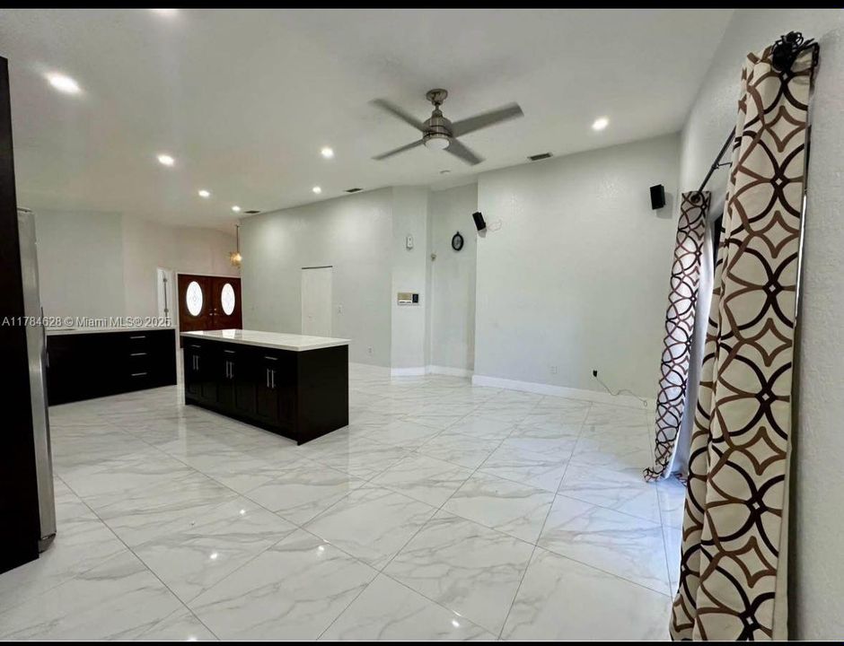 Vendido Recientemente: $609,900 (3 camas, 2 baños, 1718 Pies cuadrados)