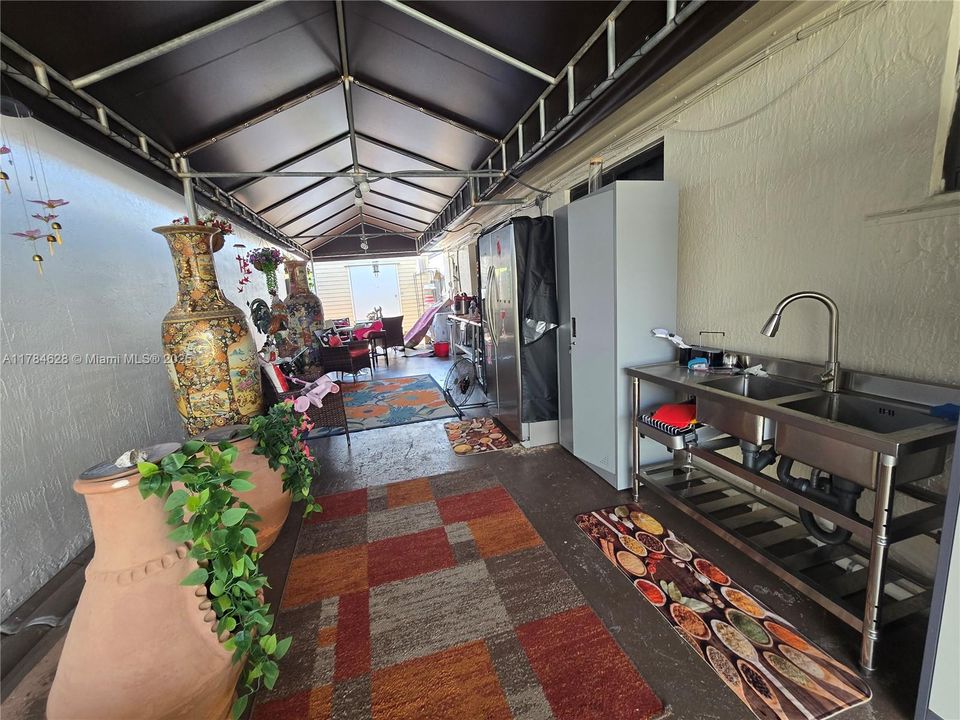 Vendido Recientemente: $609,900 (3 camas, 2 baños, 1718 Pies cuadrados)