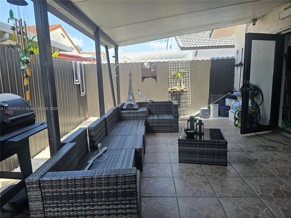 Vendido Recientemente: $609,900 (3 camas, 2 baños, 1718 Pies cuadrados)