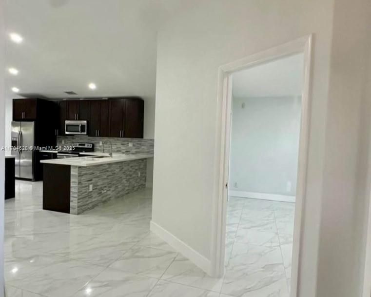 Vendido Recientemente: $609,900 (3 camas, 2 baños, 1718 Pies cuadrados)