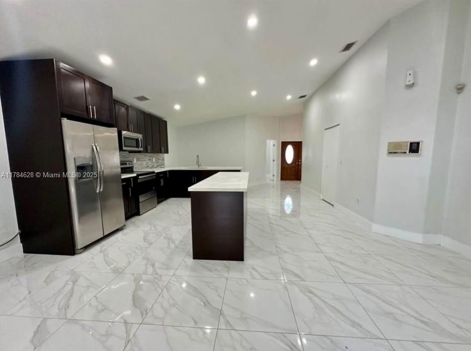 Vendido Recientemente: $609,900 (3 camas, 2 baños, 1718 Pies cuadrados)