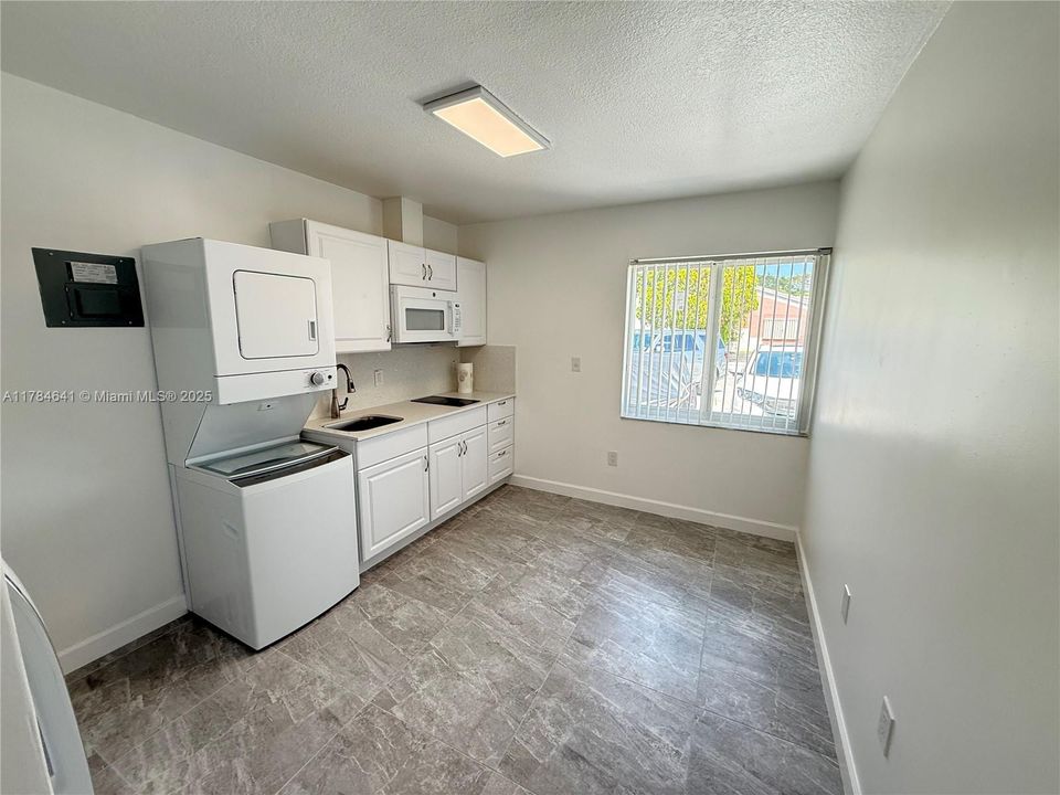 Recently Rented: $1,700 (1 beds, 1 baths, 600 Square Feet)