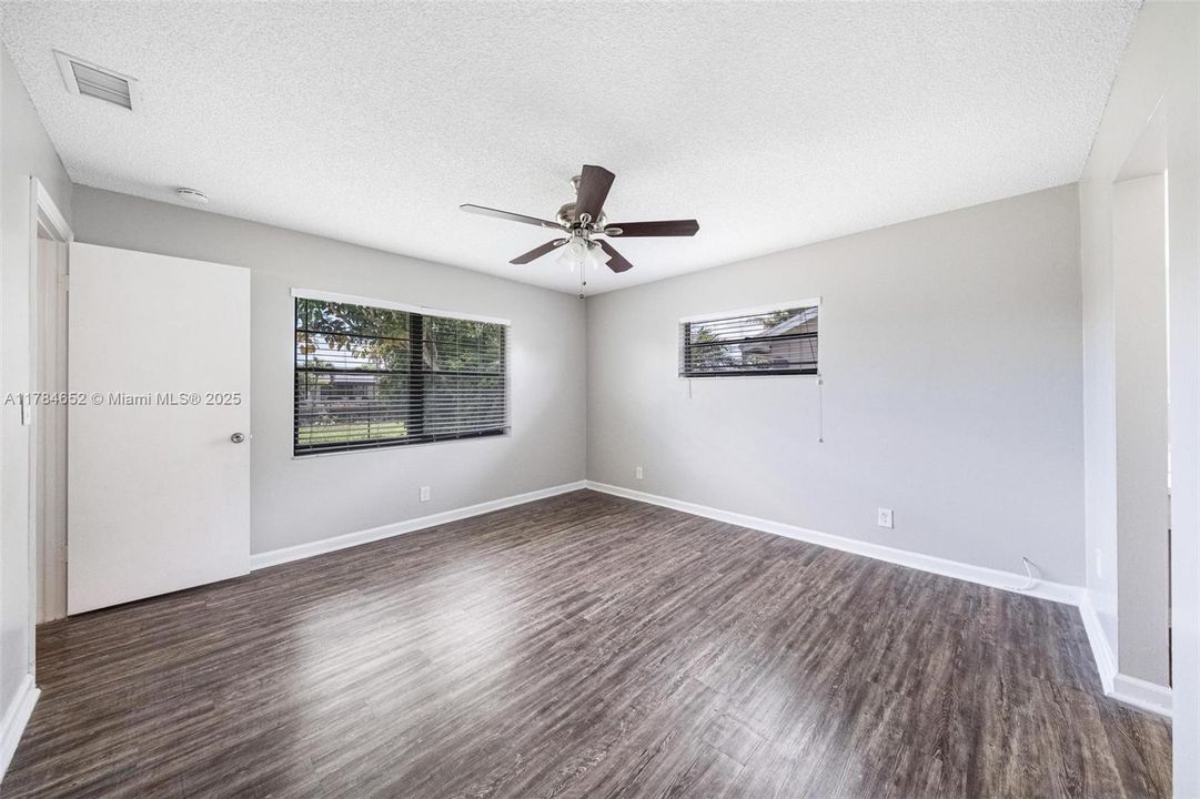 Недавно продано: $560,000 (4 спален, 2 ванн, 1529 Квадратных фут)