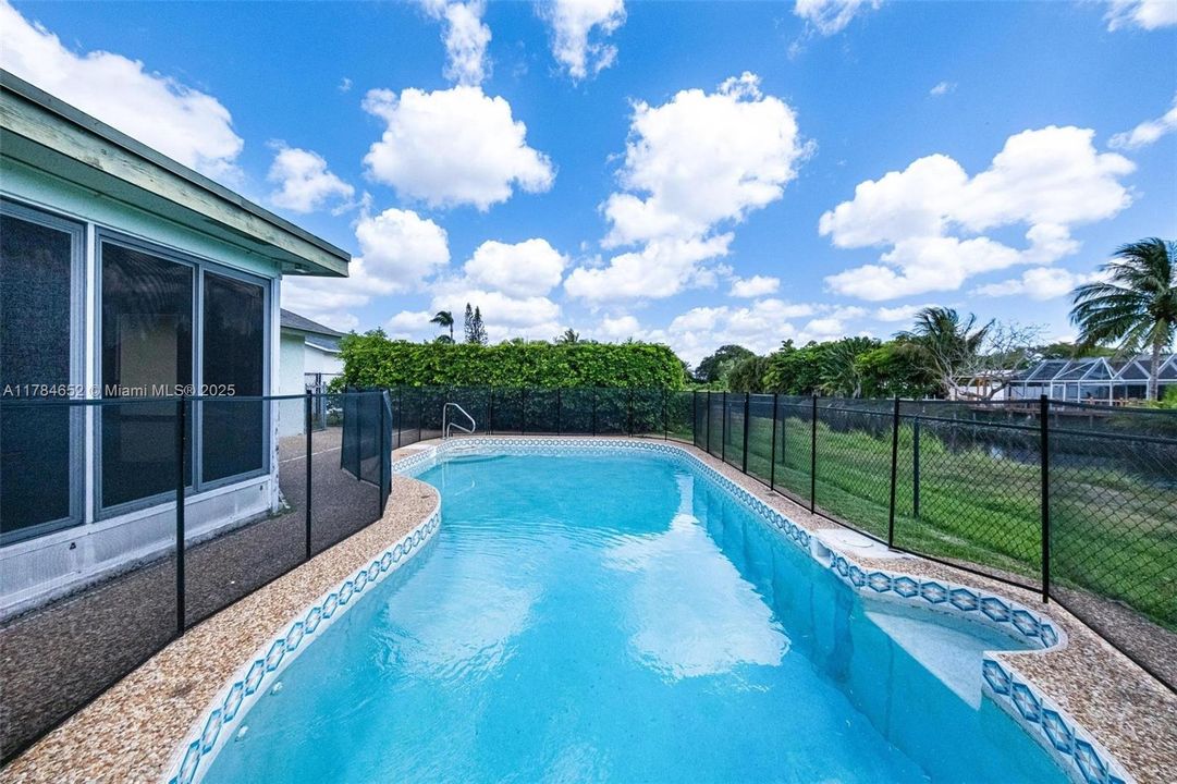 Недавно продано: $560,000 (4 спален, 2 ванн, 1529 Квадратных фут)