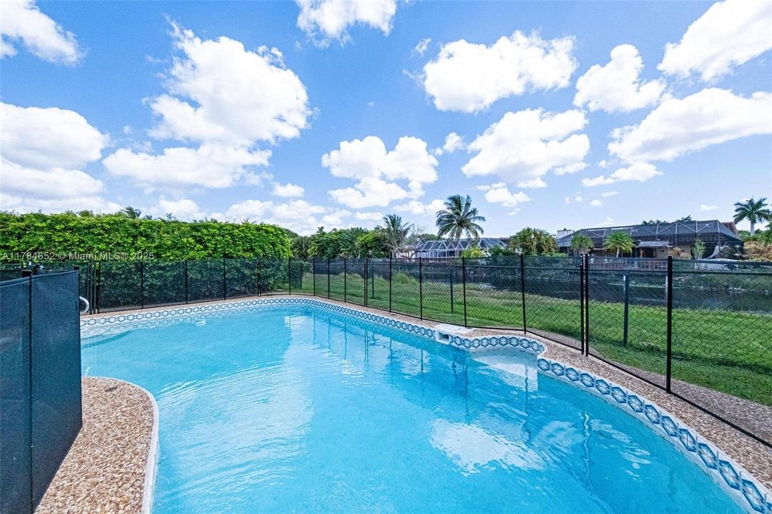 Недавно продано: $560,000 (4 спален, 2 ванн, 1529 Квадратных фут)