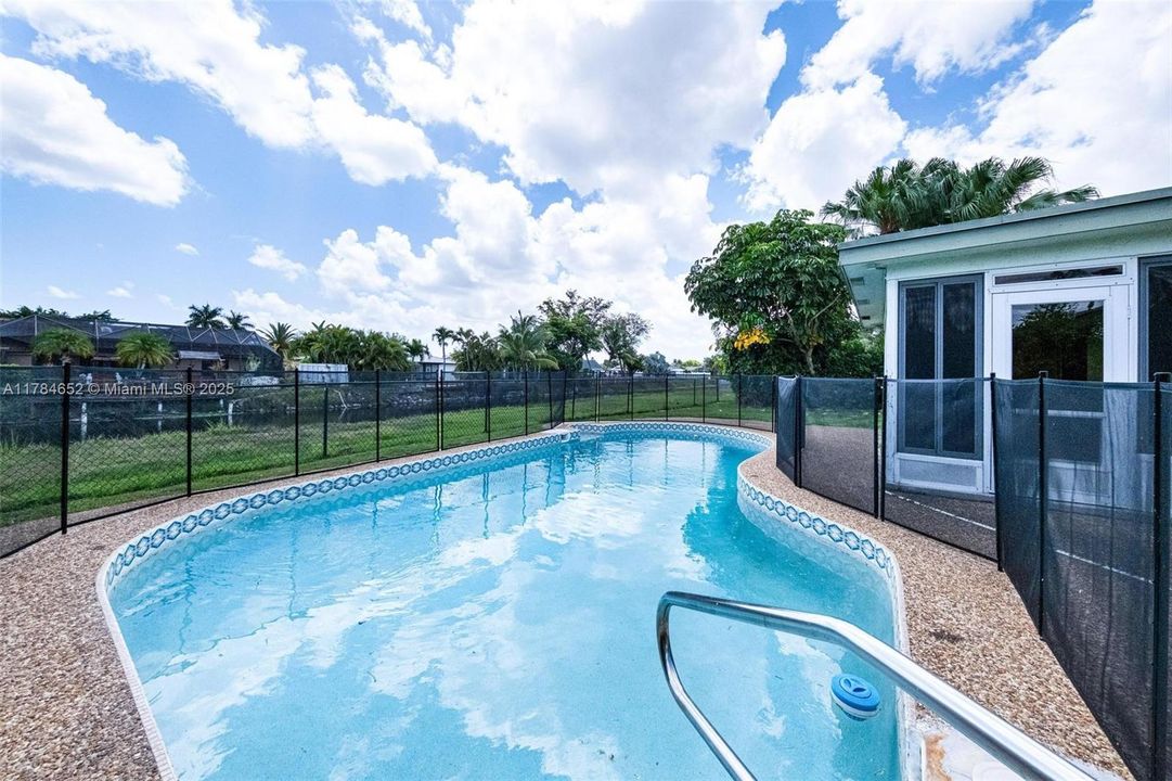 Недавно продано: $560,000 (4 спален, 2 ванн, 1529 Квадратных фут)