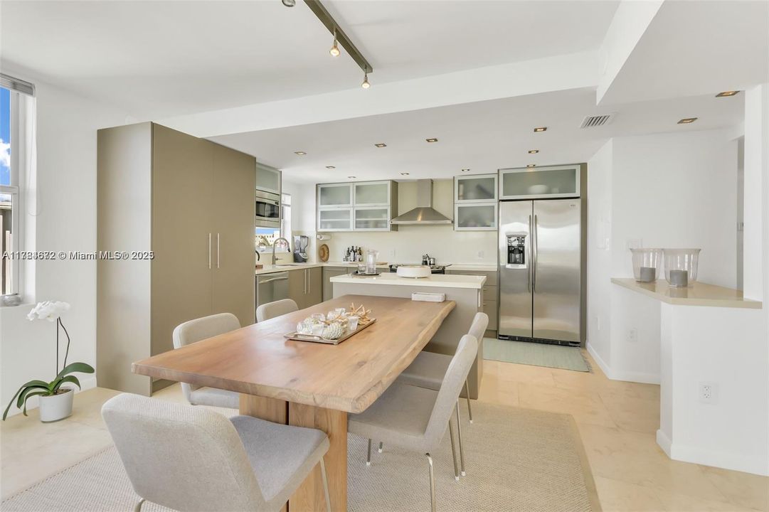 Vendido Recientemente: $1,150,000 (2 camas, 2 baños, 1675 Pies cuadrados)