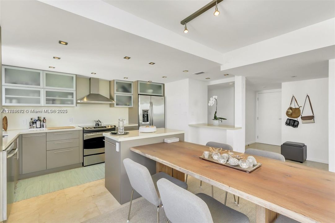 Vendido Recientemente: $1,150,000 (2 camas, 2 baños, 1675 Pies cuadrados)