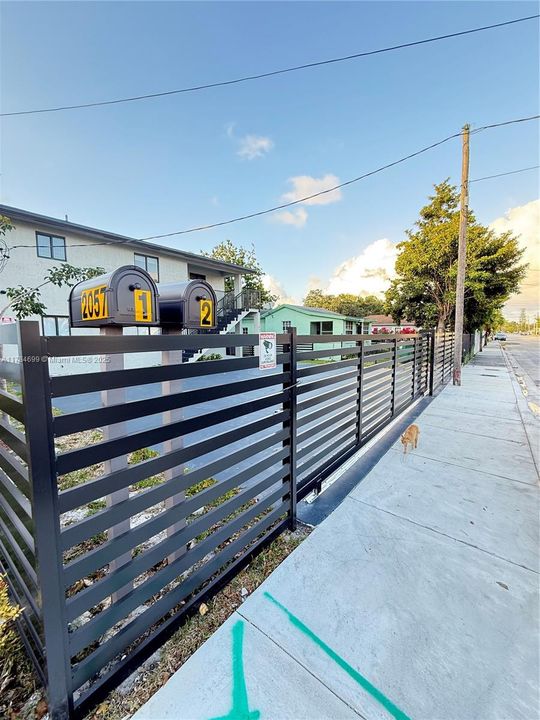 出租: $3,900 (5 贝兹, 2 浴室, 1800 平方英尺)