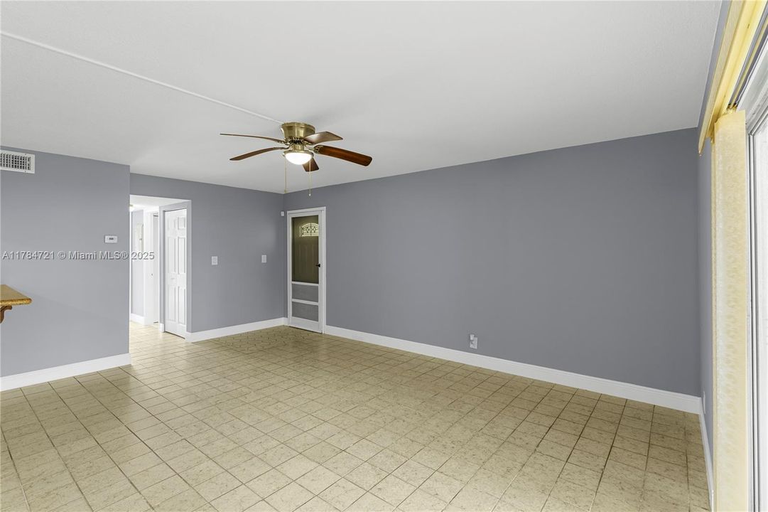 Недавно продано: $140,000 (2 спален, 2 ванн, 1150 Квадратных фут)