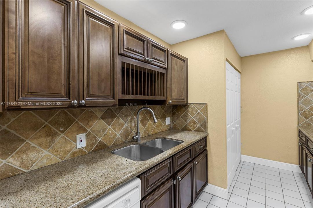 Недавно продано: $140,000 (2 спален, 2 ванн, 1150 Квадратных фут)