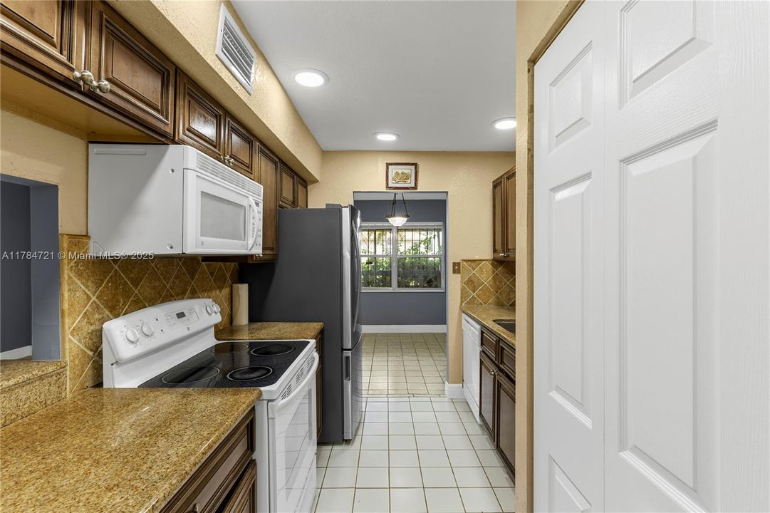 Недавно продано: $140,000 (2 спален, 2 ванн, 1150 Квадратных фут)