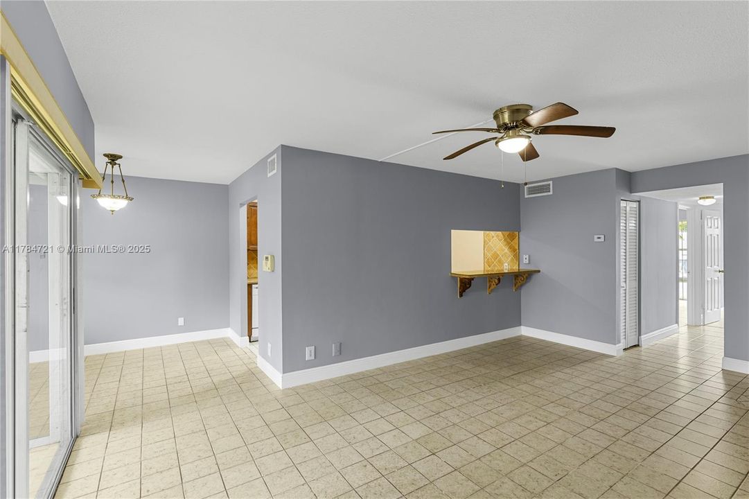 Недавно продано: $140,000 (2 спален, 2 ванн, 1150 Квадратных фут)