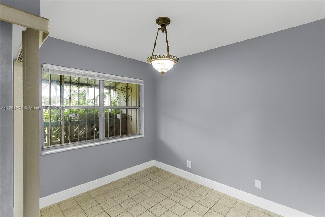 Недавно продано: $140,000 (2 спален, 2 ванн, 1150 Квадратных фут)