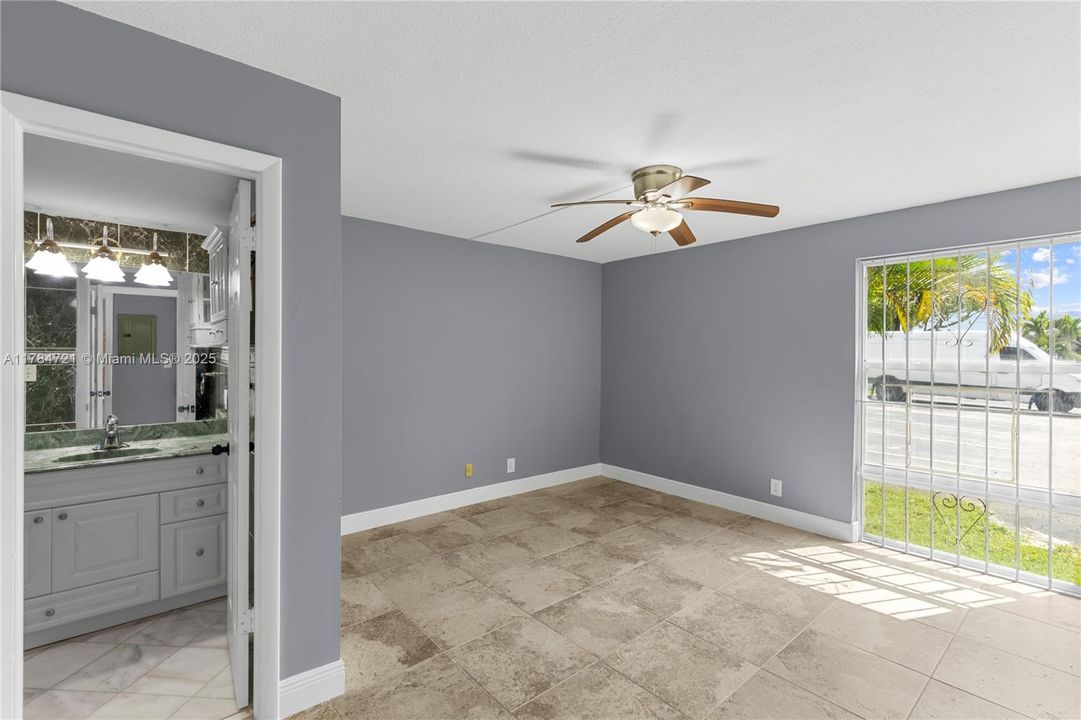 Недавно продано: $140,000 (2 спален, 2 ванн, 1150 Квадратных фут)