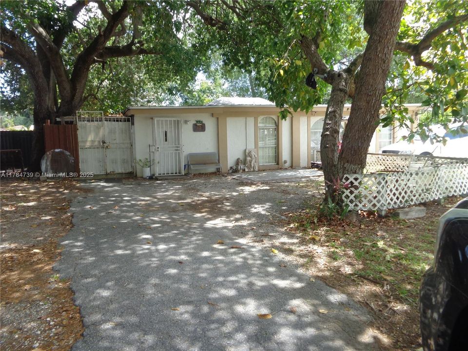 На продажу: $499,900 (0.36 acres)