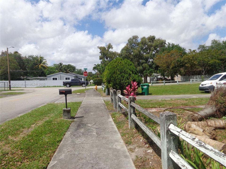 На продажу: $499,900 (0.36 acres)