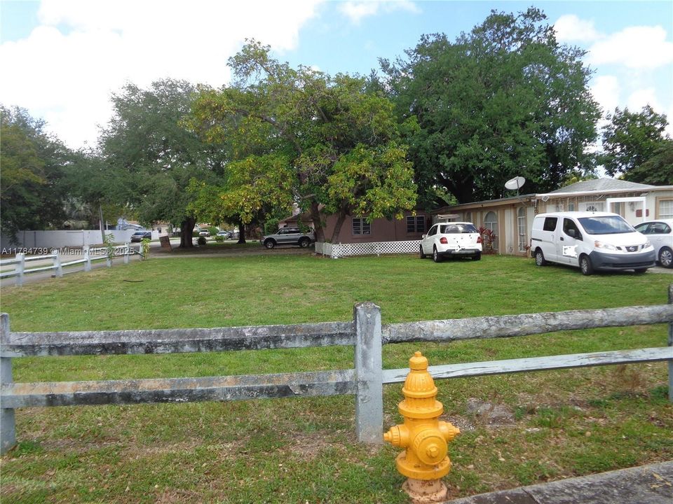 На продажу: $499,900 (0.36 acres)