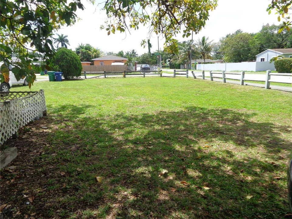 На продажу: $499,900 (0.36 acres)