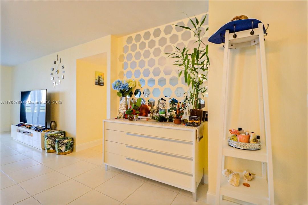 For Rent: $3,000 (2 beds, 2 baths, 1280 Square Feet)