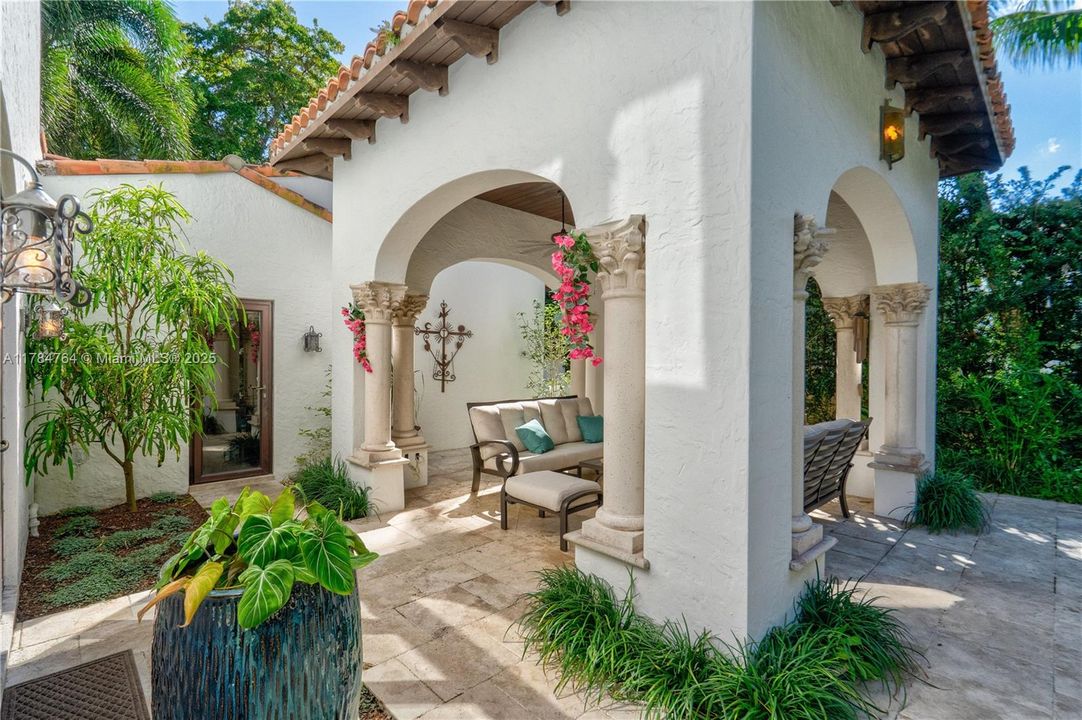 Recently Sold: $4,250,000 (5 beds, 6 baths, 3842 Square Feet)