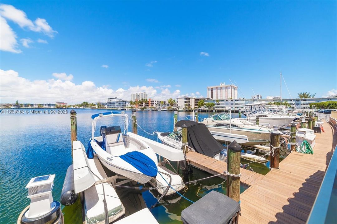 For Sale: $269,000 (1 beds, 1 baths, 1162 Square Feet)