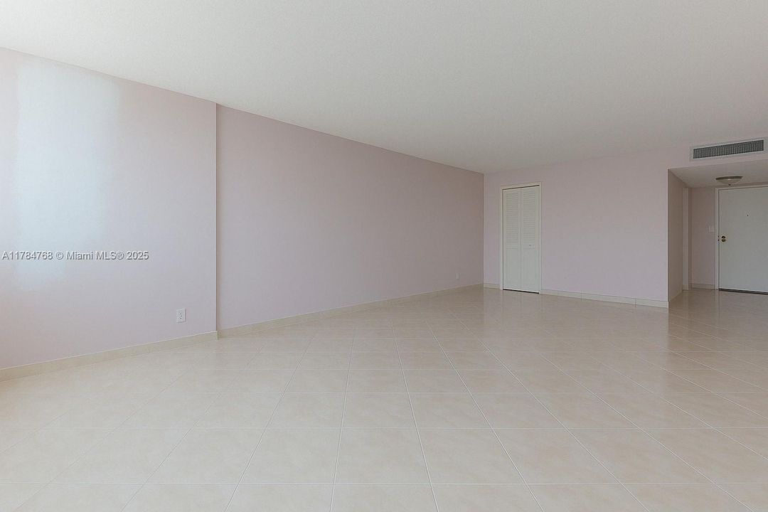 For Sale: $269,000 (1 beds, 1 baths, 1162 Square Feet)