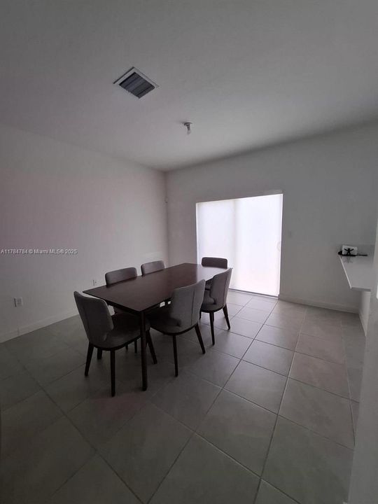 最近租的: $3,000 (3 贝兹, 2 浴室, 1331 平方英尺)