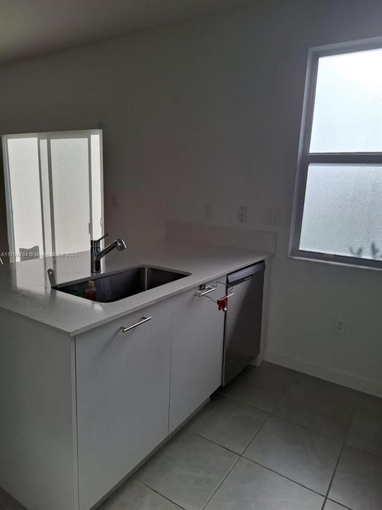 最近租的: $3,000 (3 贝兹, 2 浴室, 1331 平方英尺)