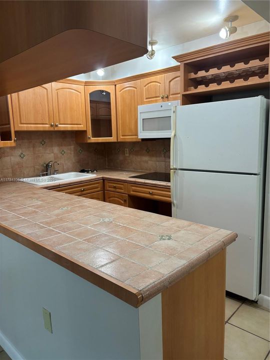 Недавно продано: $315,000 (2 спален, 2 ванн, 893 Квадратных фут)