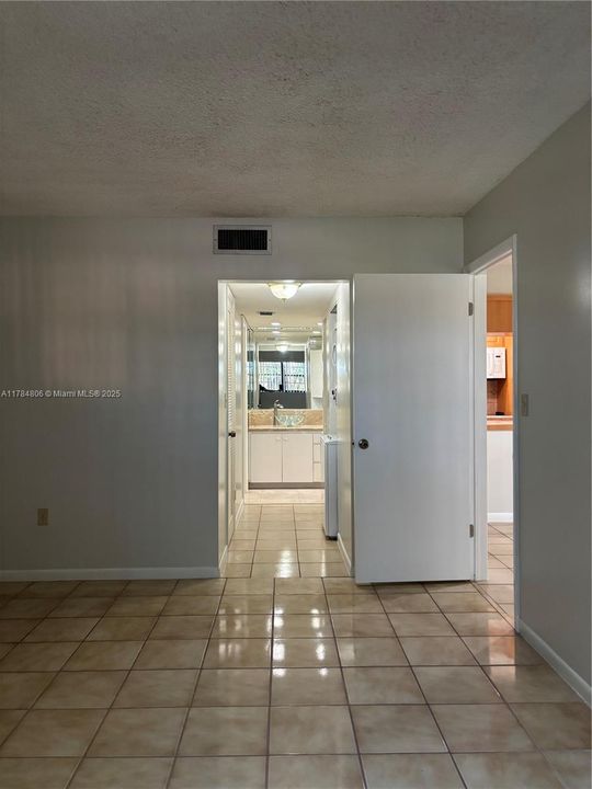 Недавно продано: $315,000 (2 спален, 2 ванн, 893 Квадратных фут)