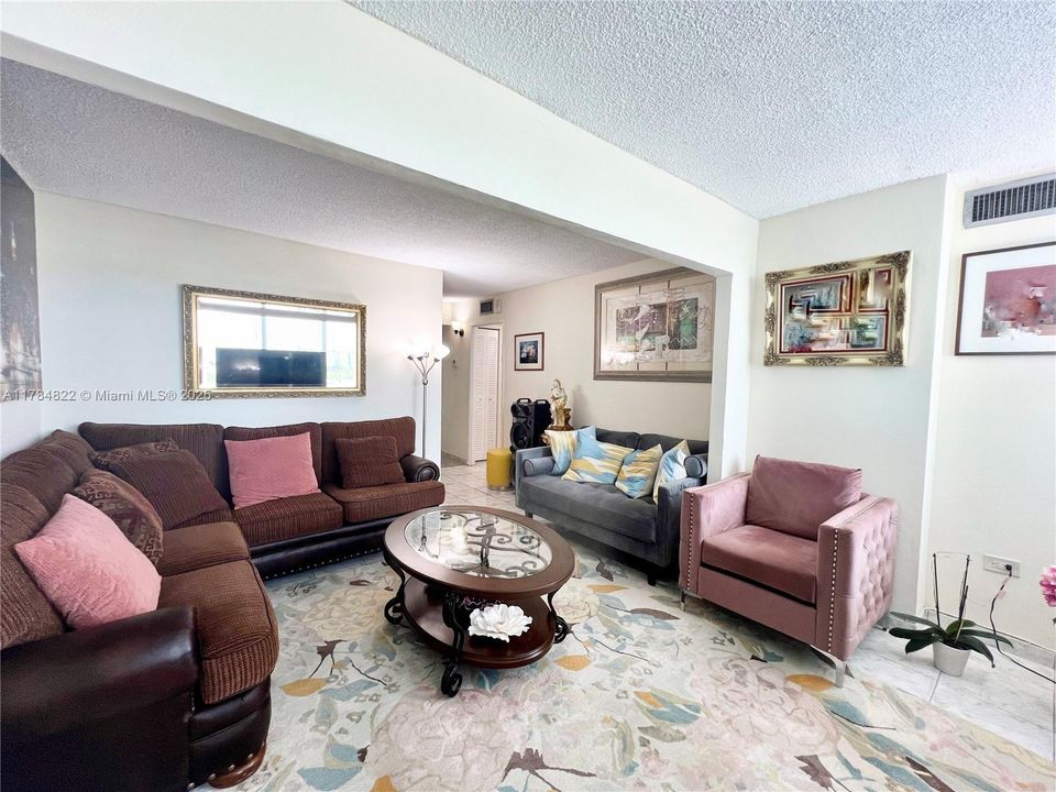 En Venta: $365,000 (1 camas, 2 baños, 1010 Pies cuadrados)